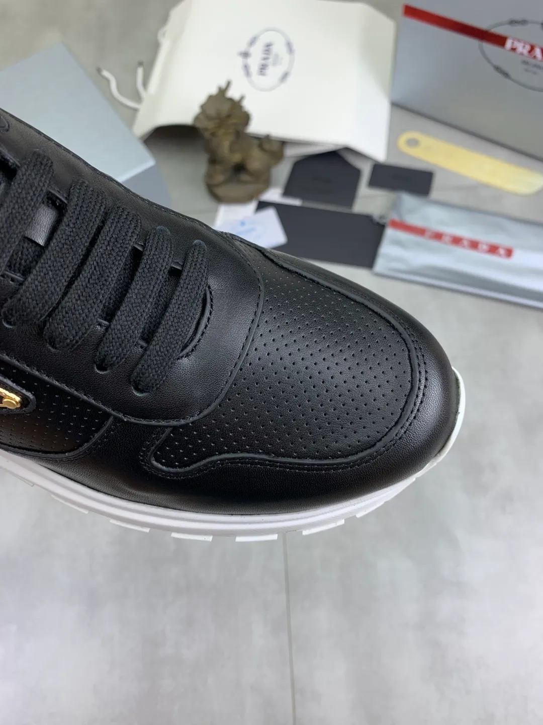 Men's shoes 💰P580💰 [New style] High version official website popular models are on the market, 🆘 Trendy brand (Prada) mainly promotes popular models, avant-garde and versatile fashion men's shoes private version mold opening, cowhide surface splicing 1:1.. Fashionable and simple, original imported cowhide lining cowhide feet; the atmosphere and personality are more fashionable, eye-catching and pursuing class. It will subvert the old idea and be a must-have for fashion trendsetters with you! Must keep it for yourself! Tall and comfortable, large and low, high-end quality workmanship. Size: 38-45; 5️⃣ colors available.